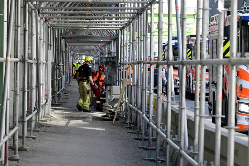 Suasana jembatan penyeberangan orang (JPO) yang ambruk di kota Espoo, Finlandia, Kamis (11/5/2023). Suasana jembatan penyeberangan orang (JPO) yang ambruk di kota Espoo, Finlandia, Kamis (11/5/2023). (Lehtikuva/Jussi Nukari via REUTERS)