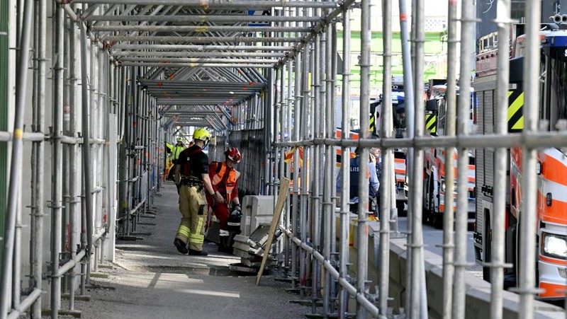 Suasana jembatan penyeberangan orang (JPO) yang ambruk di kota Espoo, Finlandia, Kamis (11/5/2023). (Lehtikuva/Jussi Nukari via REUTERS)