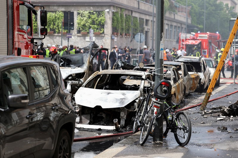 Suasana pasca ledakan di pusat kota Milan, Italia, Kamis (11/5/2023). Suasana pasca ledakan di pusat kota Milan, Italia, Kamis (11/5/2023). (REUTERS/Claudia Greco)