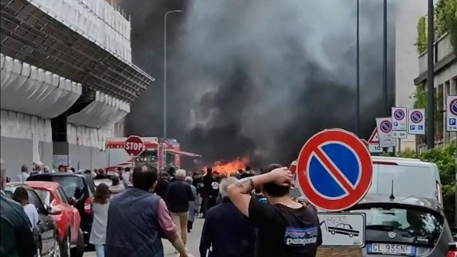 Suasana pasca ledakan di pusat kota Milan, Italia, Kamis (11/5/2023). (REUTERS/Claudia Greco)