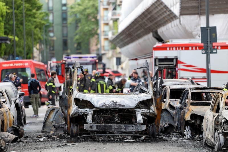 Suasana pasca ledakan di pusat kota Milan, Italia, Kamis (11/5/2023). Suasana pasca ledakan di pusat kota Milan, Italia, Kamis (11/5/2023). (REUTERS/Claudia Greco)