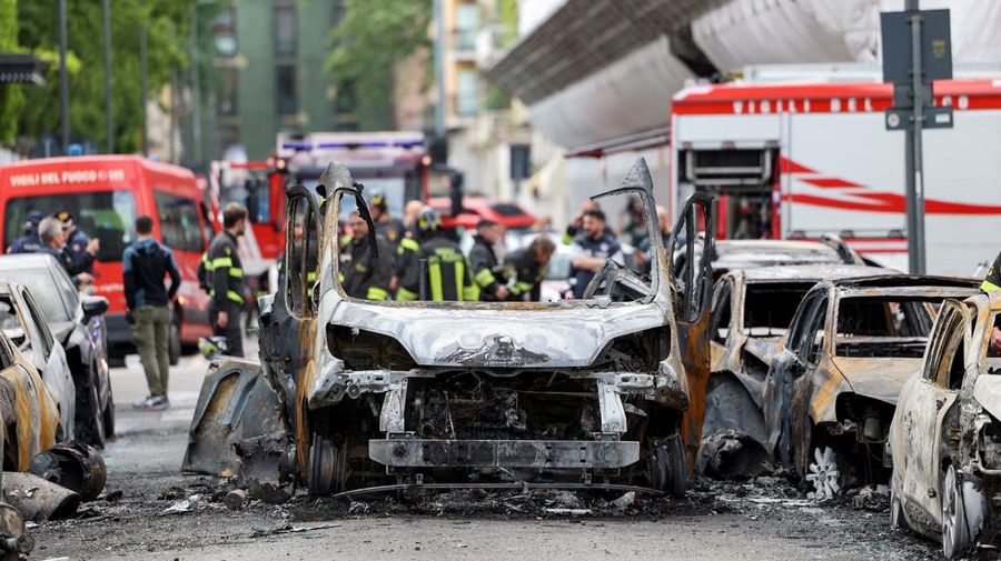 Suasana pasca ledakan di pusat kota Milan, Italia, Kamis (11/5/2023). (REUTERS/Claudia Greco)