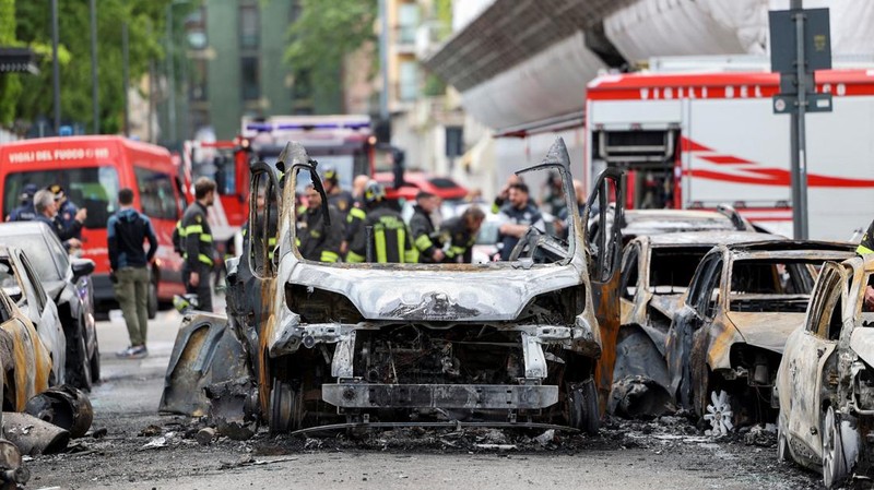 Suasana pasca ledakan di pusat kota Milan, Italia, Kamis (11/5/2023). (REUTERS/Claudia Greco)