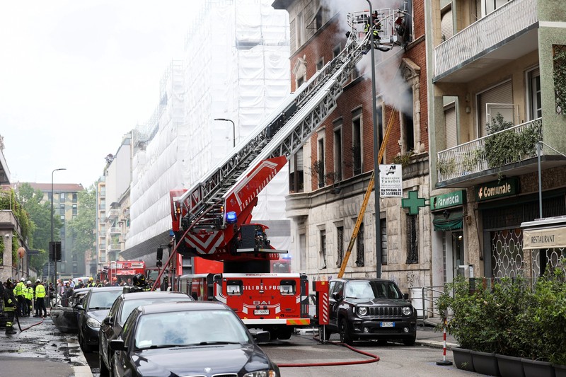 Suasana pasca ledakan di pusat kota Milan, Italia, Kamis (11/5/2023). Suasana pasca ledakan di pusat kota Milan, Italia, Kamis (11/5/2023). (REUTERS/Claudia Greco)