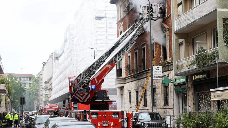 Suasana pasca ledakan di pusat kota Milan, Italia, Kamis (11/5/2023). (REUTERS/Claudia Greco)