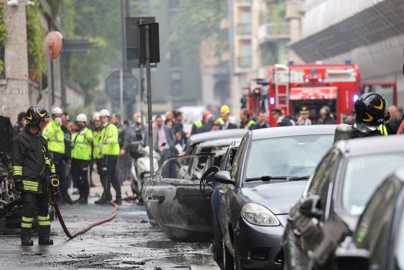 Suasana pasca ledakan di pusat kota Milan, Italia, Kamis (11/5/2023). Suasana pasca ledakan di pusat kota Milan, Italia, Kamis (11/5/2023). (REUTERS/Claudia Greco)