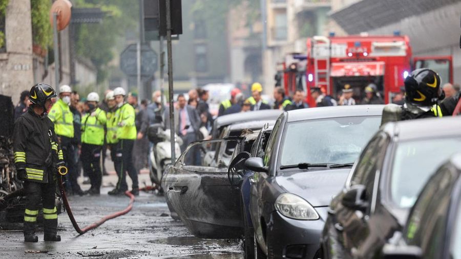 Suasana pasca ledakan di pusat kota Milan, Italia, Kamis (11/5/2023). (REUTERS/Claudia Greco)