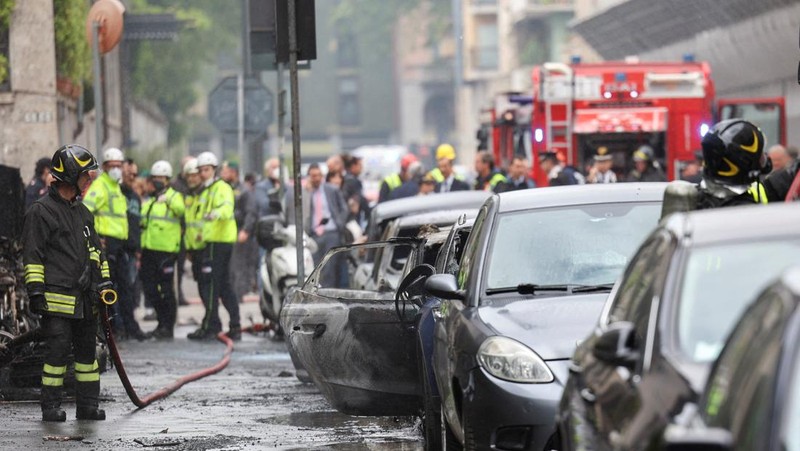 Suasana pasca ledakan di pusat kota Milan, Italia, Kamis (11/5/2023). (REUTERS/Claudia Greco)
