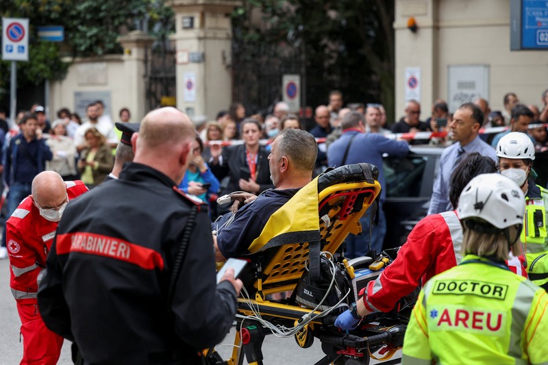 Suasana pasca ledakan di pusat kota Milan, Italia, Kamis (11/5/2023). Suasana pasca ledakan di pusat kota Milan, Italia, Kamis (11/5/2023). (REUTERS/Claudia Greco)