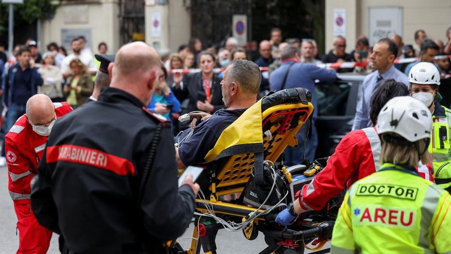 Suasana pasca ledakan di pusat kota Milan, Italia, Kamis (11/5/2023). (REUTERS/Claudia Greco)