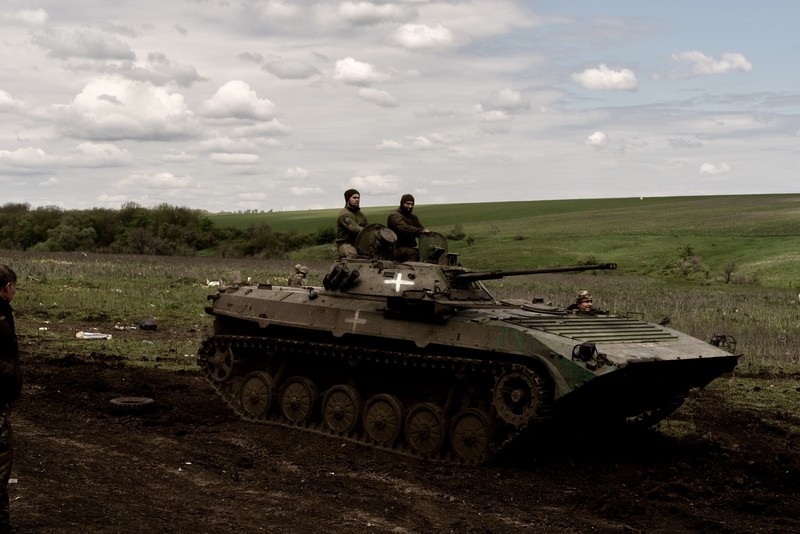 Tentara Ukraina mengisi ulang senjata selama latihan militer di kamp pelatihan di tengah perang Rusia-Ukraina di Donetsk, Ukraina pada 11 Mei 2023. Bentrokan paling intens di negara itu berlanjut di Donetsk. (Vincenzo Circosta/Anadolu Agency via Getty Images)