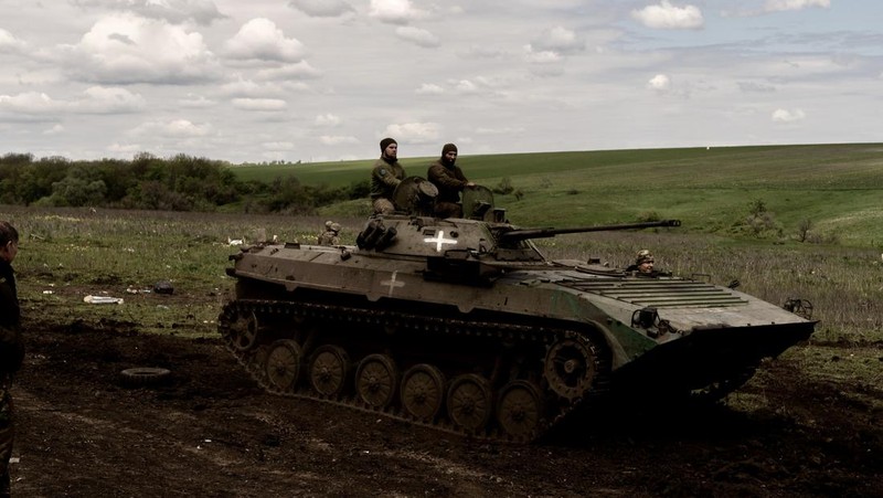 Tentara Ukraina mengisi ulang senjata selama latihan militer di kamp pelatihan di tengah perang Rusia-Ukraina di Donetsk, Ukraina pada 11 Mei 2023. Bentrokan paling intens di negara itu berlanjut di Donetsk. (Vincenzo Circosta/Anadolu Agency via Getty Images)