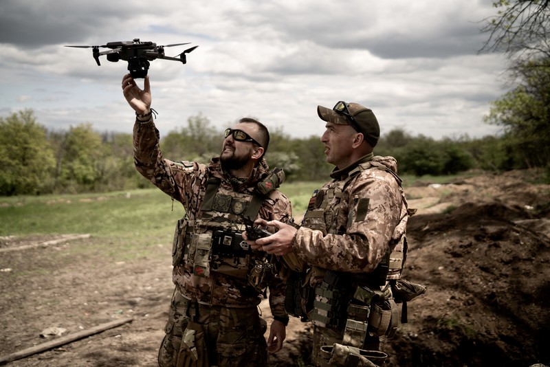 Tentara Ukraina mengisi ulang senjata selama latihan militer di kamp pelatihan di tengah perang Rusia-Ukraina di Donetsk, Ukraina pada 11 Mei 2023. Bentrokan paling intens di negara itu berlanjut di Donetsk. Tentara Ukraina mengisi ulang senjata selama latihan militer di kamp pelatihan di tengah perang Rusia-Ukraina di Donetsk, Ukraina pada 11 Mei 2023. Bentrokan paling intens di negara itu berlanjut di Donetsk. (Vincenzo Circosta/Anadolu Agency via Getty Images)