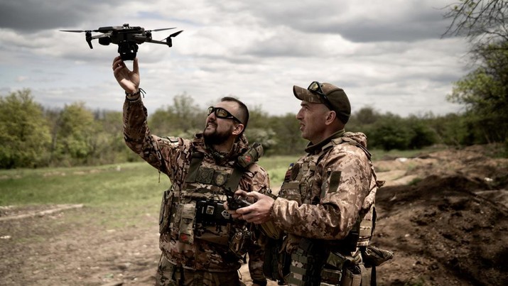 Tentara Ukraina melakukan pemeriksaan terakhir untuk menerbangkan drone di kamp pelatihan di tengah perang Rusia-Ukraina di Donetsk, Ukraina pada 11 Mei 2023. Bentrokan paling intens di negara itu berlanjut di Donetsk. (Vincenzo Circosta/Anadolu Agency via Getty Images)