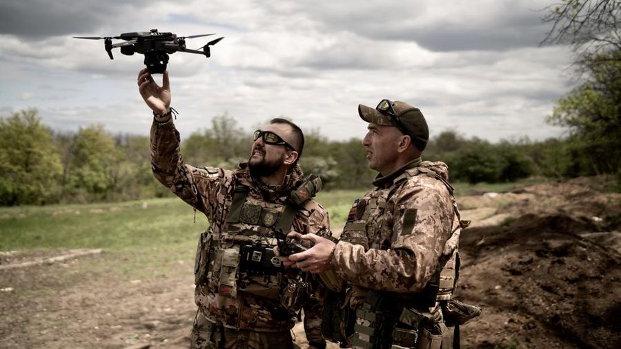 Tentara Ukraina melakukan pemeriksaan terakhir untuk menerbangkan drone di kamp pelatihan di tengah perang Rusia-Ukraina di Donetsk, Ukraina pada 11 Mei 2023. Bentrokan paling intens di negara itu berlanjut di Donetsk. (Vincenzo Circosta/Anadolu Agency via Getty Images)