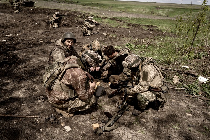 Tentara Ukraina mengisi ulang senjata selama latihan militer di kamp pelatihan di tengah perang Rusia-Ukraina di Donetsk, Ukraina pada 11 Mei 2023. Bentrokan paling intens di negara itu berlanjut di Donetsk. Tentara Ukraina mengisi ulang senjata selama latihan militer di kamp pelatihan di tengah perang Rusia-Ukraina di Donetsk, Ukraina pada 11 Mei 2023. Bentrokan paling intens di negara itu berlanjut di Donetsk. (Vincenzo Circosta/Anadolu Agency via Getty Images)