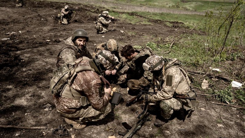 Tentara Ukraina mengisi ulang senjata selama latihan militer di kamp pelatihan di tengah perang Rusia-Ukraina di Donetsk, Ukraina pada 11 Mei 2023. Bentrokan paling intens di negara itu berlanjut di Donetsk. (Vincenzo Circosta/Anadolu Agency via Getty Images)