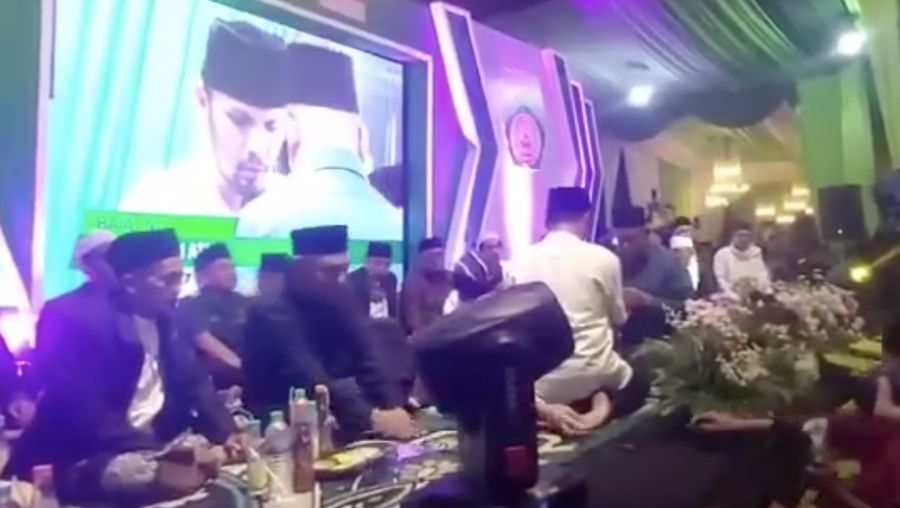 Ustadz Hanan Attaki masuk NU di hadapan KH Marzuki Mustamar bertempat di Malang Jawa Timur. (Tangkapan Layar Instagram @ala_nu)