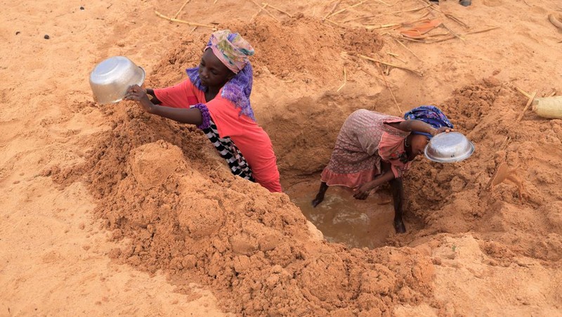 Pengungsi asal sudan ditengah kesuiltan air bersih dan pangan saat mengungsi di Goungour, Chad, Jumat (12 5/2023). (REUTERS/ZOHRA BENSEMRA)