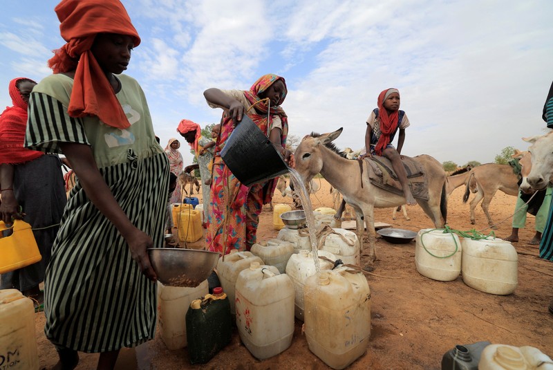 Pengungsi asal sudan ditengah kesuiltan air bersih dan pangan saat mengungsi di Goungour, Chad, Jumat (12 5/2023). (REUTERS/ZOHRA BENSEMRA)