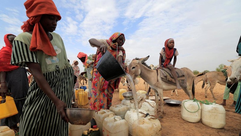 Pengungsi asal sudan ditengah kesuiltan air bersih dan pangan saat mengungsi di Goungour, Chad, Jumat (12 5/2023). (REUTERS/ZOHRA BENSEMRA)