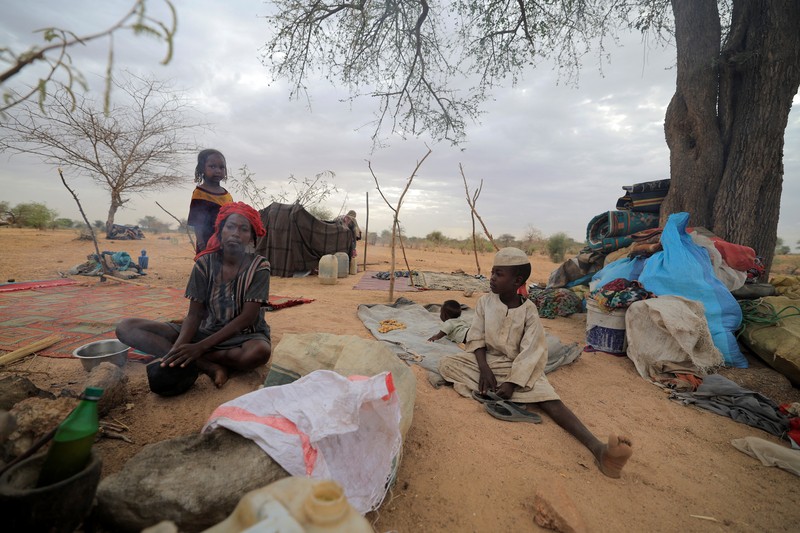 Pengungsi asal sudan ditengah kesuiltan air bersih dan pangan saat mengungsi di Goungour, Chad, Jumat (12 5/2023). Pengungsi asal sudan ditengah kesuiltan air bersih dan pangan saat mengungsi di Goungour, Chad, Jumat (12 5/2023). (REUTERS/ZOHRA BENSEMRA)