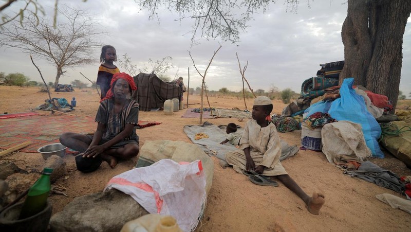 Pengungsi asal sudan ditengah kesuiltan air bersih dan pangan saat mengungsi di Goungour, Chad, Jumat (12 5/2023). (REUTERS/ZOHRA BENSEMRA)