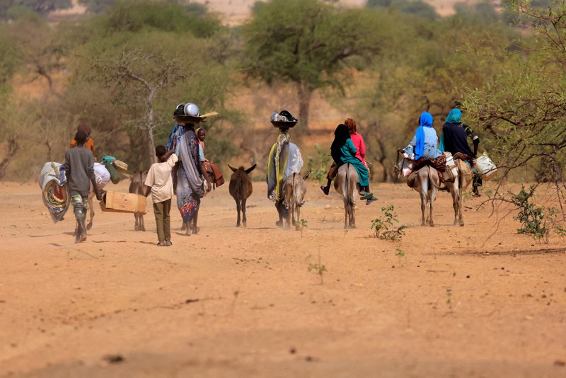 Pengungsi asal sudan ditengah kesuiltan air bersih dan pangan saat mengungsi di Goungour, Chad, Jumat (12 5/2023). Pengungsi asal sudan ditengah kesuiltan air bersih dan pangan saat mengungsi di Goungour, Chad, Jumat (12 5/2023). (REUTERS/ZOHRA BENSEMRA)