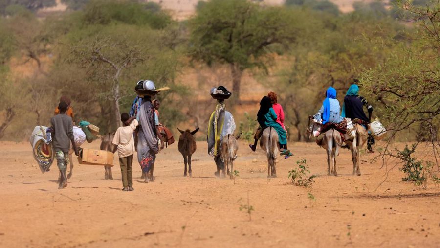 Pengungsi asal sudan ditengah kesuiltan air bersih dan pangan saat mengungsi di Goungour, Chad, Jumat (12 5/2023). (REUTERS/ZOHRA BENSEMRA)
