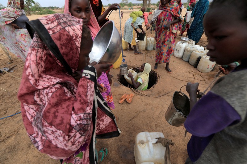Pengungsi asal sudan ditengah kesuiltan air bersih dan pangan saat mengungsi di Goungour, Chad, Jumat (12 5/2023). Pengungsi asal sudan ditengah kesuiltan air bersih dan pangan saat mengungsi di Goungour, Chad, Jumat (12 5/2023). (REUTERS/ZOHRA BENSEMRA)