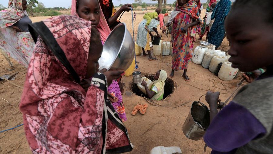 Pengungsi asal sudan ditengah kesuiltan air bersih dan pangan saat mengungsi di Goungour, Chad, Jumat (12 5/2023). (REUTERS/ZOHRA BENSEMRA)
