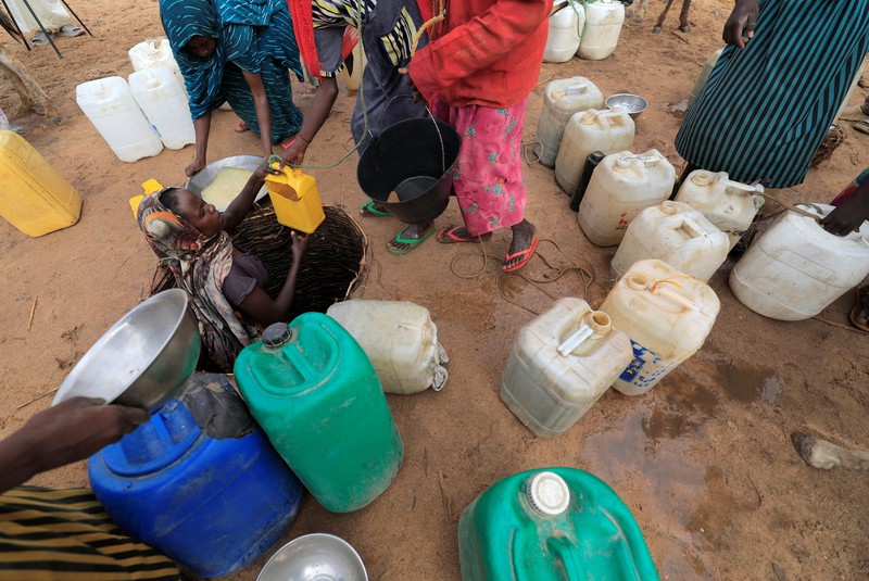 Pengungsi asal sudan ditengah kesuiltan air bersih dan pangan saat mengungsi di Goungour, Chad, Jumat (12 5/2023). (REUTERS/ZOHRA BENSEMRA)