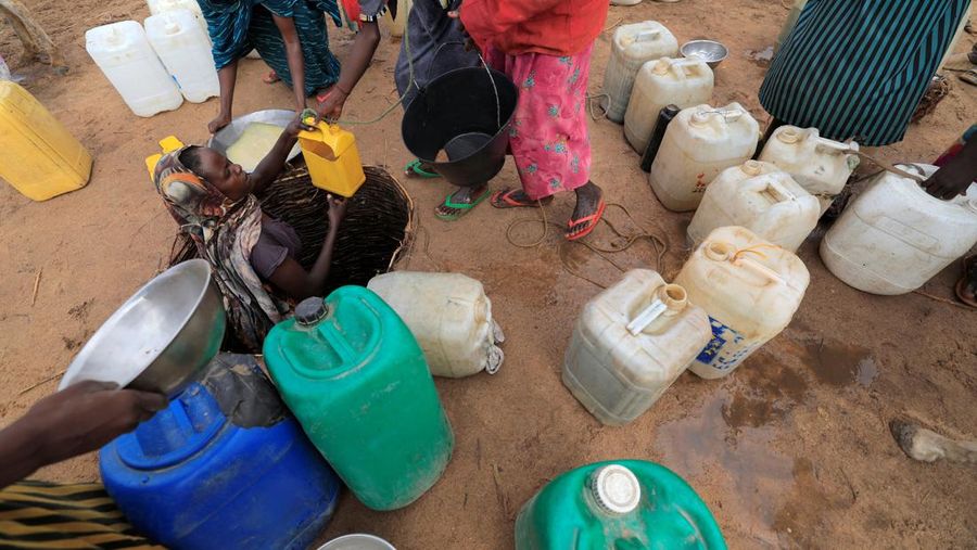 Pengungsi asal sudan ditengah kesuiltan air bersih dan pangan saat mengungsi di Goungour, Chad, Jumat (12 5/2023). (REUTERS/ZOHRA BENSEMRA)