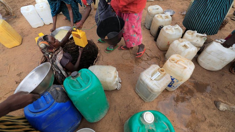 Pengungsi asal sudan ditengah kesuiltan air bersih dan pangan saat mengungsi di Goungour, Chad, Jumat (12 5/2023). (REUTERS/ZOHRA BENSEMRA)
