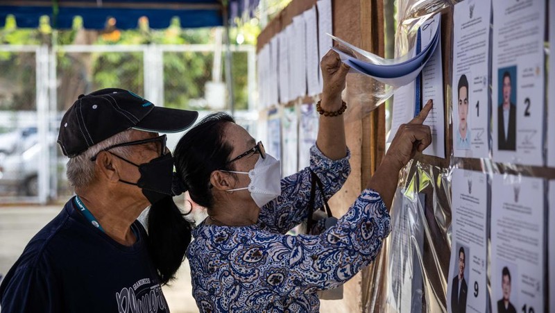 Voters cast their ballots in the Khan Na Yao area in Bangkok, Thailand, on Sunday, May 14, 2023. A record number of Thais are projected to go to the ballot boxes in Sunday's parliamentary election as voters decide if they'll shift leadership away from almost a decade of military-backed rule. More than 50 million Thais are eligible to vote, and the Election Commission expects an 80% turnout. Photographer: Andre Malerba/Bloomberg via Getty Images