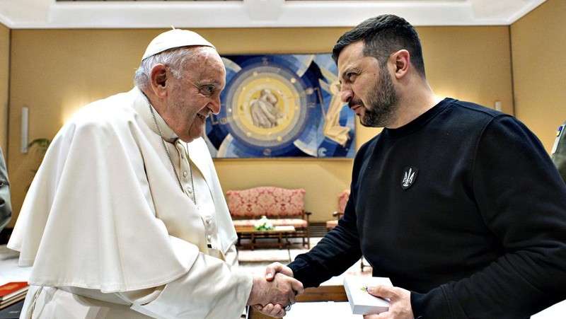 VATICAN CITY, VATICAN - MAY 13:  (EDITOR NOTE: STRICTLY EDITORIAL USE ONLY - NO MERCHANDISING) Pope Francis meets with Ukrainian President Volodymyr Zelensky  at the Studio of Paul VI Hall on May 13, 2023 in Vatican City, Vatican. (Photo by Vatican Media Vatican Pool/Getty Images)