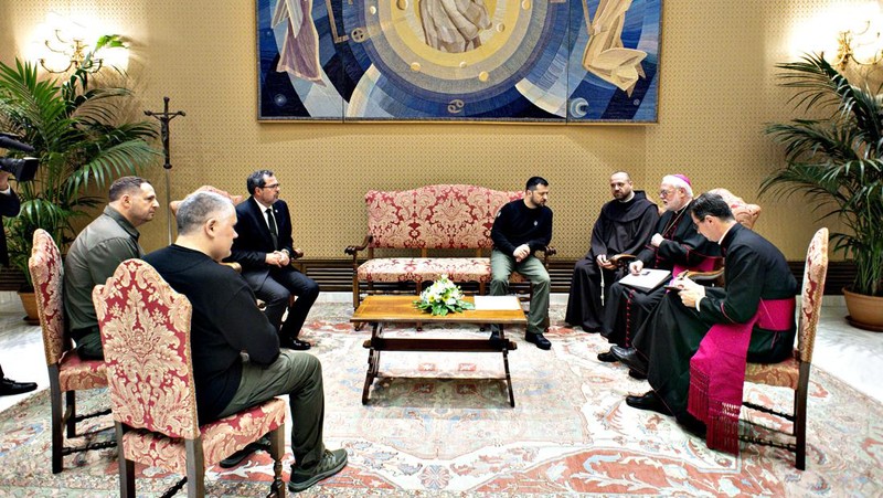 VATICAN CITY, VATICAN - MAY 13:  (EDITOR NOTE: STRICTLY EDITORIAL USE ONLY - NO MERCHANDISING) Pope Francis meets with Ukrainian President Volodymyr Zelensky  at the Studio of Paul VI Hall on May 13, 2023 in Vatican City, Vatican. (Photo by Vatican Media Vatican Pool/Getty Images)