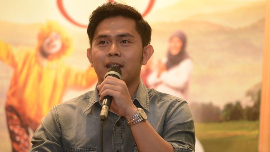 This picture taken on February 19, 2018 shows Indonesian singer Cakra Khan speaking during a promotional event in Jakarta. / AFP PHOTO / Oeday Abdullah        (Photo credit should read OEDAY ABDULLAH/AFP via Getty Images)