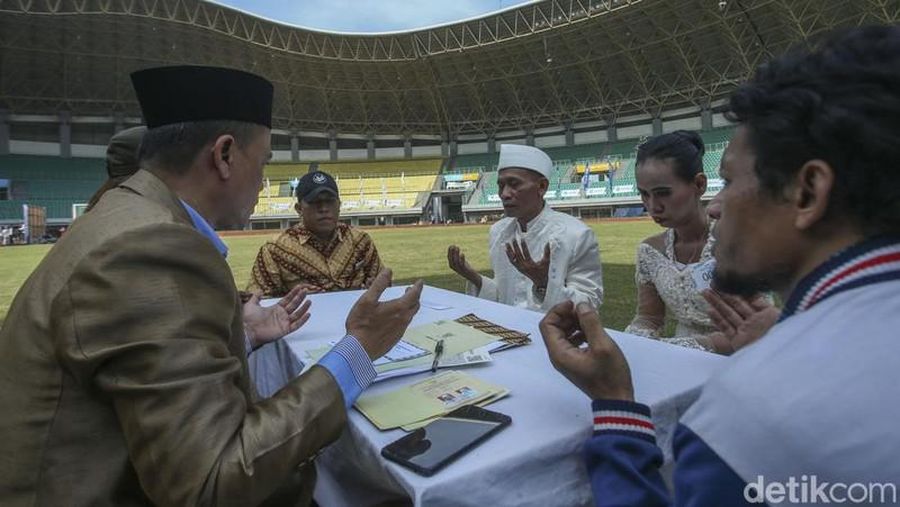 Ratusan Pasangan Nikah Massal di Stadion Patrior Bekasi. (Rifkianto Nugroho/Detik.com)