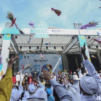Romantis, Ratusan Pasangan Nikah Massal Gratis di Bekasi