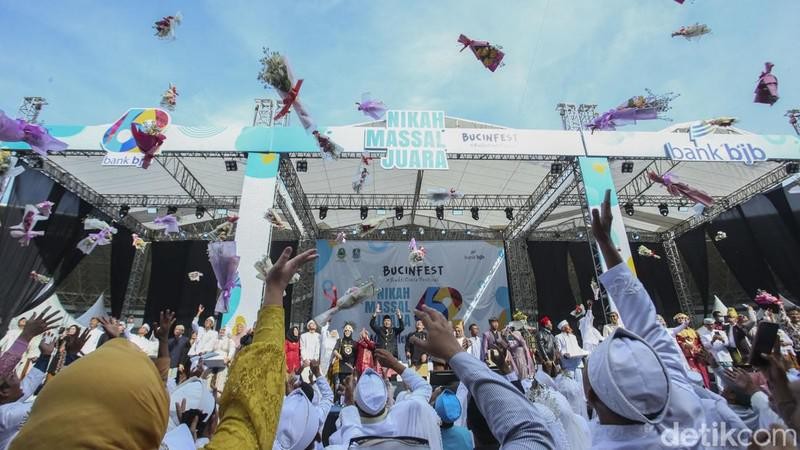 Ratusan Pasangan Nikah Massal di Stadion Patrior Bekasi. (Rifkianto Nugroho/Detik.com)
