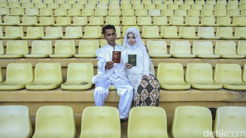 Ratusan Pasangan Nikah Massal di Stadion Patrior Bekasi. (Rifkianto Nugroho/Detik.com) Ratusan Pasangan Nikah Massal di Stadion Patrior Bekasi. (Rifkianto Nugroho/Detik.com)