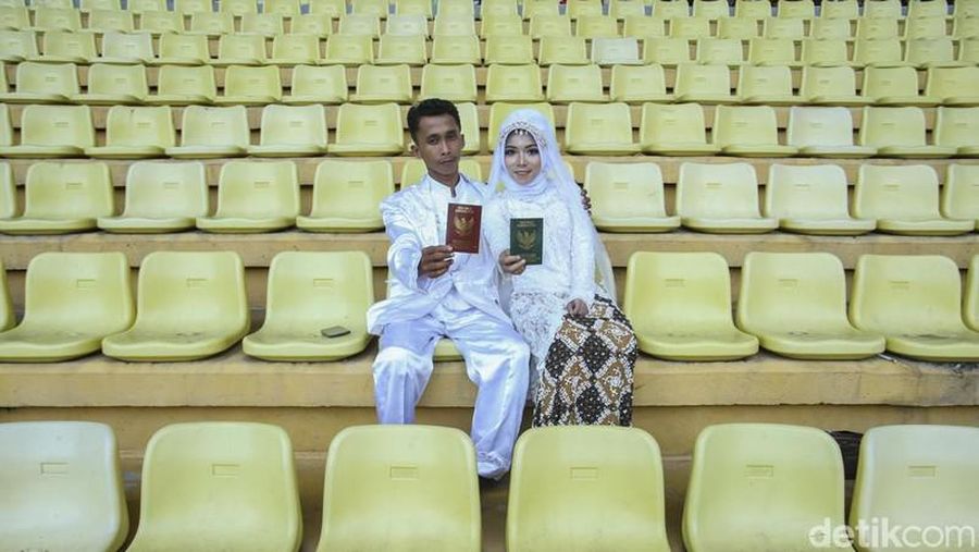 Ratusan Pasangan Nikah Massal di Stadion Patrior Bekasi. (Rifkianto Nugroho/Detik.com)