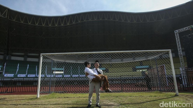 Ratusan Pasangan Nikah Massal di Stadion Patrior Bekasi. (Rifkianto Nugroho/Detik.com) Ratusan Pasangan Nikah Massal di Stadion Patrior Bekasi. (Rifkianto Nugroho/Detik.com)