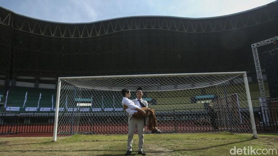 Ratusan Pasangan Nikah Massal di Stadion Patrior Bekasi. (Rifkianto Nugroho/Detik.com)