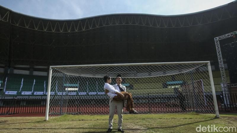 Ratusan Pasangan Nikah Massal di Stadion Patrior Bekasi. (Rifkianto Nugroho/Detik.com)