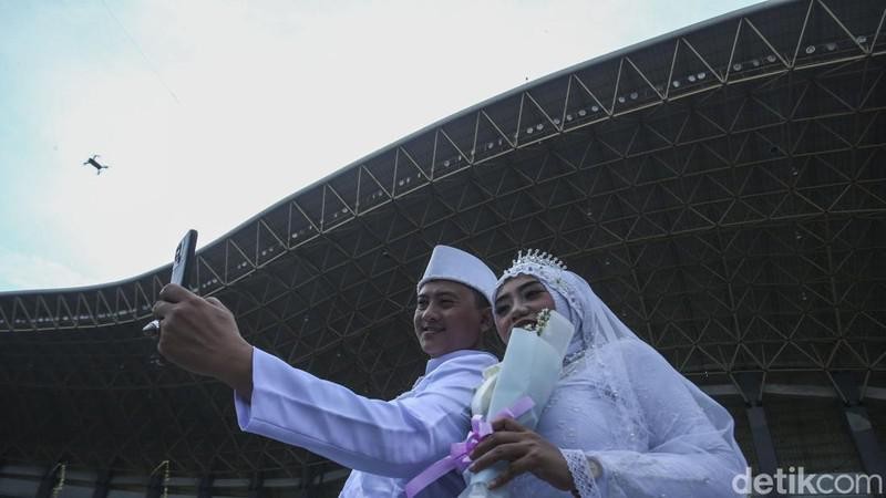 Ratusan Pasangan Nikah Massal di Stadion Patrior Bekasi. (Rifkianto Nugroho/Detik.com)
