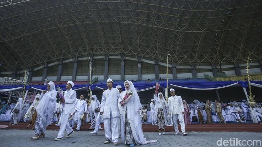 Ratusan Pasangan Nikah Massal di Stadion Patrior Bekasi. (Rifkianto Nugroho/Detik.com)