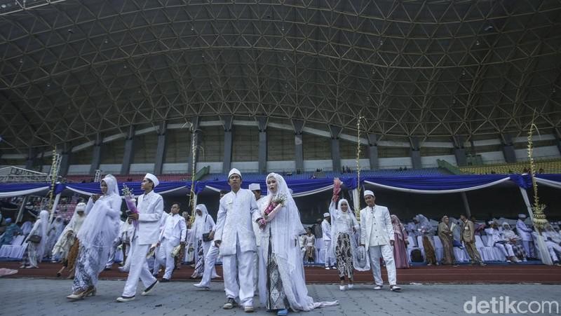 Ratusan Pasangan Nikah Massal di Stadion Patrior Bekasi. (Rifkianto Nugroho/Detik.com)