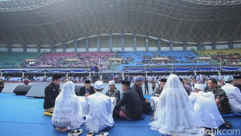 Ratusan Pasangan Nikah Massal di Stadion Patrior Bekasi. (Rifkianto Nugroho/Detik.com)